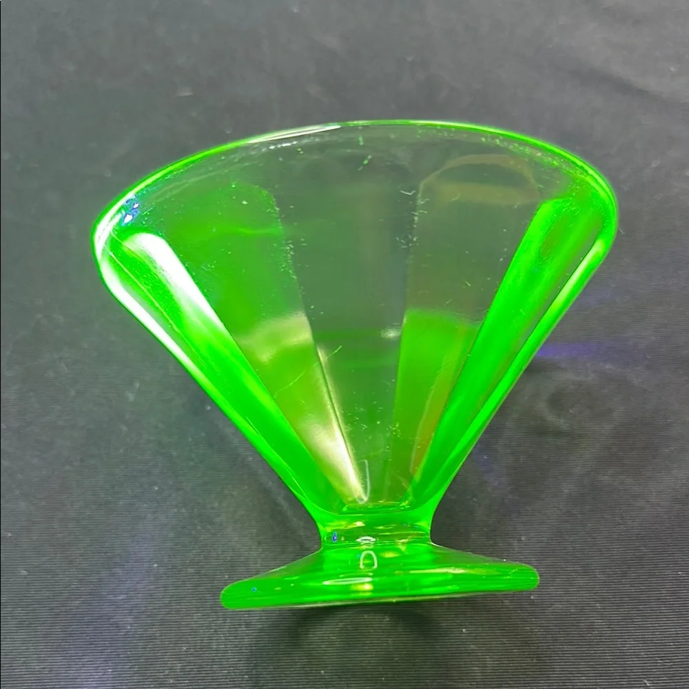 Vaseline Green Glass dessert cup - Picture 2 of 6